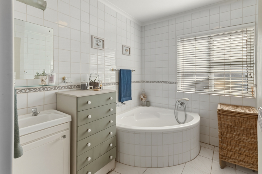 6 Bedroom Property for Sale in La Concorde Western Cape